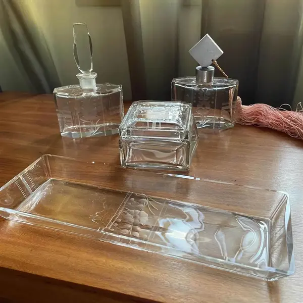 Foto de um(a) Antigo Conjunto Toucador Perfumeiros Cristal Francês A Deco, da categoria de Perfumeiros. Antigo e finíssimo conjunto de toucador para toilette composto por dois perfumeiros, uma caixa pozeira/porta jóias e uma... Mostrado de uma perspectiva diferente. Vendido no marketplace Trésors.