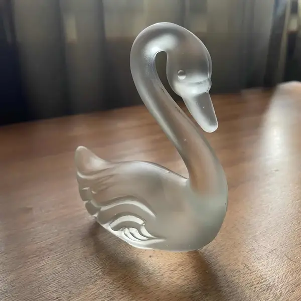 Foto de um(a) Antiga Escultura Cisne Art Deco Cristal Tcheco Desna Glass, da categoria de Escultura. Desna Glass - Bohemia. Antiga escultura artística de cisne em cristal satiné lapidada à mão. Período Art Deco.Medidas 11x10cm. Mostrado de uma perspectiva diferente. Vendido no marketplace Trésors.