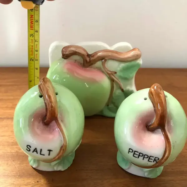 Foto de um(a) Antigo Conjunto Saleiro Pimenteiro Porta Guardanapo Majolica, da categoria de Saleiros e pimenteiros. Antigo conjunto composto por saleiro, pimenteiro e porta guardanapos em porcelana alemã, no formato de frutas. Peças muito... Mostrado de uma perspectiva diferente. Vendido no marketplace Trésors.