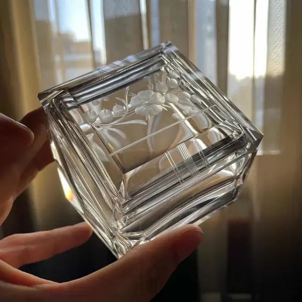 Foto de um(a) Antigo Conjunto Toucador Perfumeiros Cristal Francês A Deco, da categoria de Perfumeiros. Antigo e finíssimo conjunto de toucador para toilette composto por dois perfumeiros, uma caixa pozeira/porta jóias e uma... Mostrado de uma perspectiva diferente. Vendido no marketplace Trésors.
