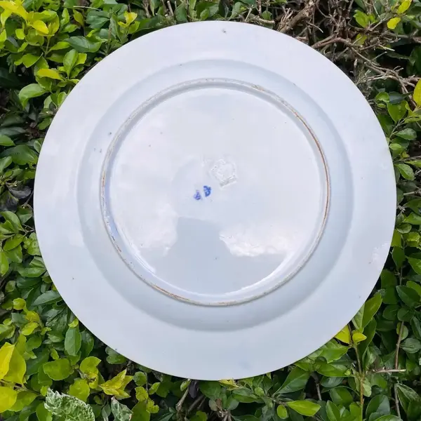 Foto de um(a) Antigo Prato Porcelana Inglesa Borrão Azul E Branco Derby, da categoria de Pratos Decorativos. Derby Porcelain. Antigo e lindo prato em porcelana inglesa azul borrão. A manufatura Derby começou a sua produção na segunda... Mostrado de uma perspectiva diferente. Vendido no marketplace Trésors.