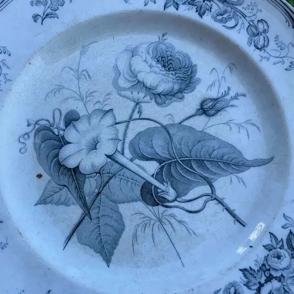 Foto de um(a) Antigo Raro Prato Decorativo Azul E Branco Porcelana Itália, da categoria de Pratos Decorativos. Imperial Stone - Verona. Antigo e raro prato Vitoriano em porcelana artística italiana azul e branco. Linda decoração... Mostrado de uma perspectiva diferente. Vendido no marketplace Trésors.
