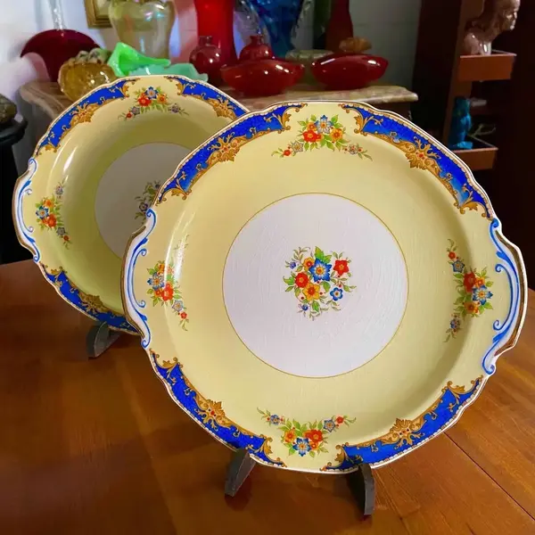Foto de um(a) Antigo Par De Pratos Com Alças Porcelana Inglesa Grindley, da categoria de Pratos Decorativos. Grindley - England. Antigo par de pratos com alças, para servir ou decorar. Porcelana inglesa com filetes em ouro, decoração... Mostrado de uma perspectiva diferente. Vendido no marketplace Trésors.