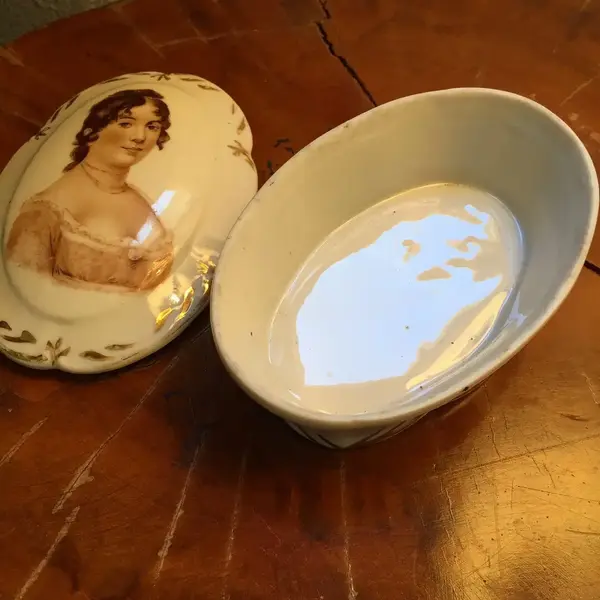 Foto de um(a) Antiga Caixa Porta Jóias Porcelana Alemã Pintado À Mão, da categoria de Porta-Jóias. Antiga caixa em porcelana antiga, com figura de dama pintada à mão. Alt: 7cmComp: 15cmLarg: 11cm. Mostrado de uma perspectiva diferente. Vendido no marketplace Trésors.