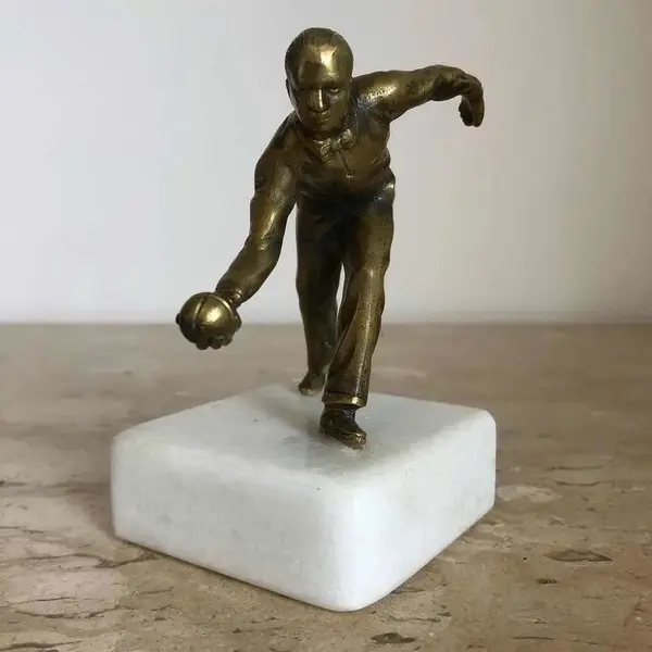 Foto de um(a) Antiga Linda Escultura De Bronze Art Deco Jogador De Bocha, da categoria de Escultura. Antiga e diferente escultura em bronze maciço de excelente qualidade, com base em mármore italiano. Representando jogador de... Mostrado de uma perspectiva diferente. Vendido no marketplace Trésors.