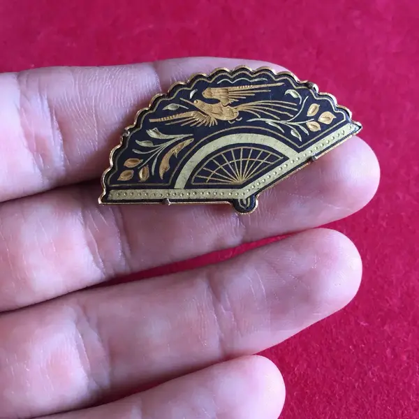 Foto de um(a) Antigo Broche Italiano Ouro Toledo, Trabalhado A Mão, da categoria de Outros colecionáveis. Em perfeito estado. Medindo 5cm. Mostrado de uma perspectiva diferente. Vendido no marketplace Trésors.