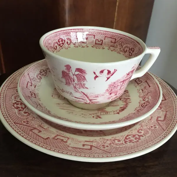 Foto de um(a) Antigo Trio De Chá Em Fina Porcelana, da categoria de Xícaras. Xícara trio de chá em porcelana antiga, marca no fundo. Lindo motivo e cores. Em perfeito estado. Mostrado de uma perspectiva diferente. Vendido no marketplace Trésors.