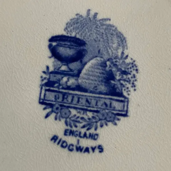 Foto de um(a) Antigo Par De Pratos Porcelana Inglesa Ridgway Azul E Branco, da categoria de Pratos Decorativos. Ridgway Porcelain. A família Ridgway foi uma das mais importantes dinastias que fabricavam a cerâmica de Staffordshire, com... Mostrado de uma perspectiva diferente. Vendido no marketplace Trésors.