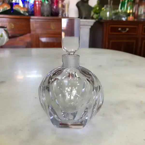 Foto de um(a) Antigo Frasco Perfumeiro Art Deco Em Cristal Suíço Orrefors, da categoria de Perfumeiros. Antigo e imponente perfumeiro lapidado à mão, lapidação dedão, legítimo cristal suíço orrefors, período Art Deco. Década de... Mostrado de uma perspectiva diferente. Vendido no marketplace Trésors.