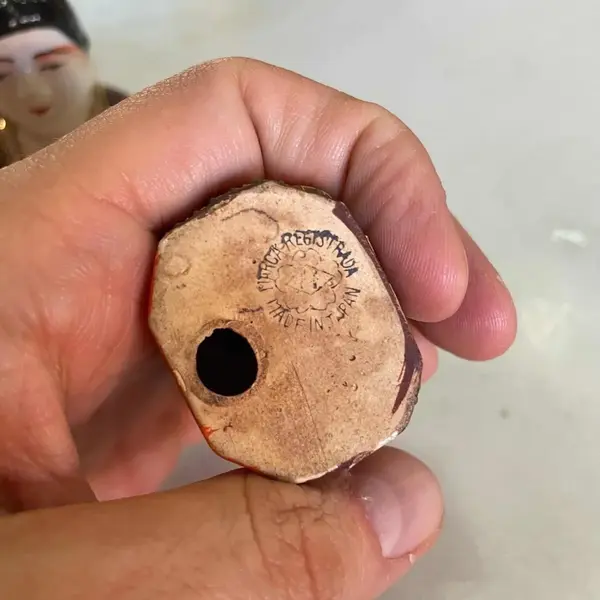 Foto de um(a) Antigo Par Esculturas Budas Satsuma Porcelana Japonesa, da categoria de Escultura. Satsuma. Antigas e pequenas esculturas artísticas em porcelana artística japonesa, ricamente pintados à mão. Século... Mostrado de uma perspectiva diferente. Vendido no marketplace Trésors.