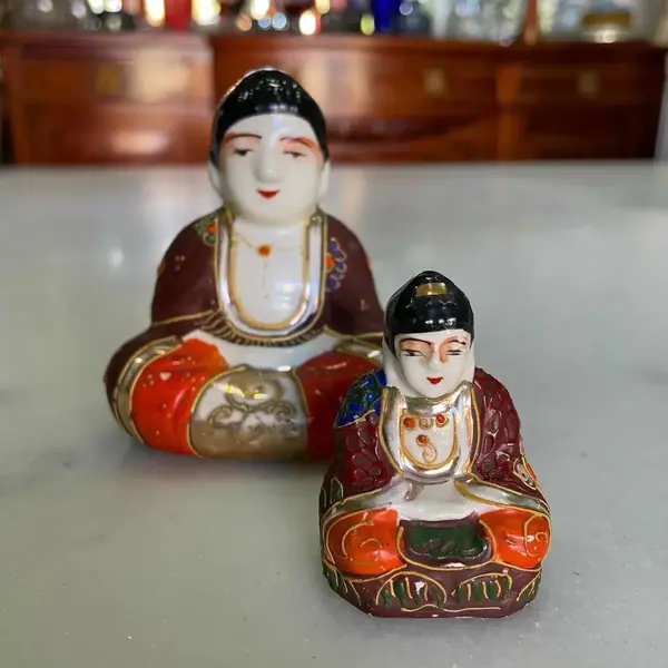 Foto de um(a) Antigo Par Esculturas Budas Satsuma Porcelana Japonesa, da categoria de Escultura. Satsuma. Antigas e pequenas esculturas artísticas em porcelana artística japonesa, ricamente pintados à mão. Século... Mostrado de uma perspectiva diferente. Vendido no marketplace Trésors.