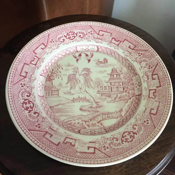 Foto de um(a) Antigo Trio De Chá Em Fina Porcelana, da categoria de Xícaras. Xícara trio de chá em porcelana antiga, marca no fundo. Lindo motivo e cores. Em perfeito estado. Mostrado de uma perspectiva diferente. Vendido no marketplace Trésors.