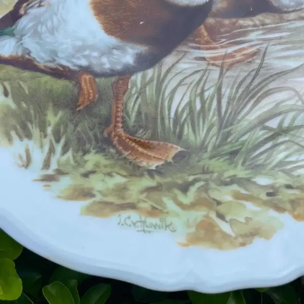 Foto de um(a) Antigo Prato Decorativos Patos Em Porcelana Francesa Limoges, da categoria de Pratos Decorativos. Limoges - France. Antigo e lindo prato decorativo em porcelana artística francesa, pintado à mão e assinado. Meados do... Mostrado de uma perspectiva diferente. Vendido no marketplace Trésors.