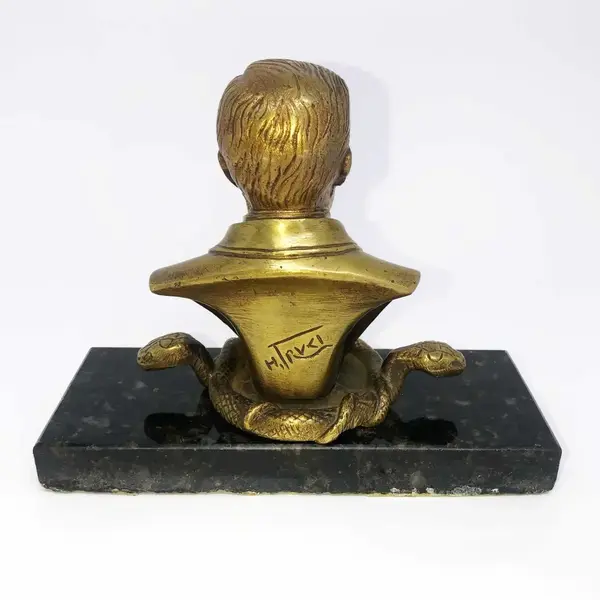 Foto de um(a) Antiga Escultura Busto Do Louis Pasteur Em Bronze Francês, da categoria de Escultura. Antigo busto do cientista Louis Pasteur, em bronze francês com base em mármore. Peça assinada pelo artista. Meados do século... Mostrado de uma perspectiva diferente. Vendido no marketplace Trésors.