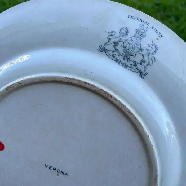 Foto de um(a) Antigo Raro Prato Decorativo Azul E Branco Porcelana Itália, da categoria de Pratos Decorativos. Imperial Stone - Verona. Antigo e raro prato Vitoriano em porcelana artística italiana azul e branco. Linda decoração... Mostrado de uma perspectiva diferente. Vendido no marketplace Trésors.