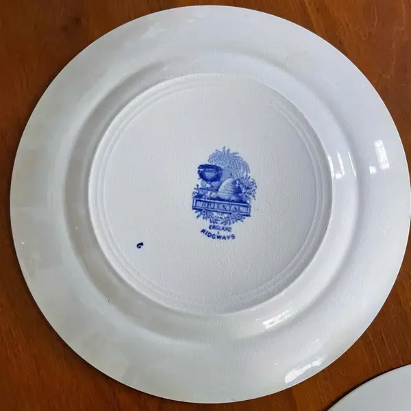 Foto de um(a) Antigo Par De Pratos Porcelana Inglesa Ridgway Azul E Branco, da categoria de Pratos Decorativos. Ridgway Porcelain. A família Ridgway foi uma das mais importantes dinastias que fabricavam a cerâmica de Staffordshire, com... Mostrado de uma perspectiva diferente. Vendido no marketplace Trésors.