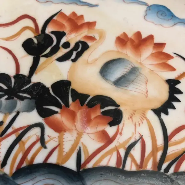 Foto de um(a) Antigo Prato Decorativo Porcelana Japonesa Oriental Imari, da categoria de Pratos Decorativos. Antigo prato oriental, em porcelana japonesa pintado à mão com linda pintura de ave em relevo. Diâmetro 26cm. Mostrado de uma perspectiva diferente. Vendido no marketplace Trésors.