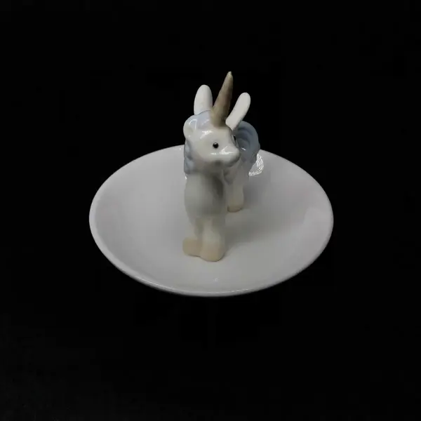 Foto de um(a) Antiga Pequena Escultura Porta Anéis Unicórnio Em Porcelana, da categoria de Porta-Jóias. Porta Anéis Unicórnio Em Porcelana. Porcelana ao gosto LladróMedidas 9x10cm. Mostrado de uma perspectiva diferente. Vendido no marketplace Trésors.