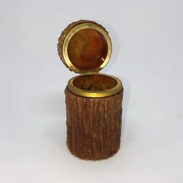 Foto de um(a) Antiga Caixinha De Coleção Em Alabastro Italiano Art Deco, da categoria de Cestos e Caixas. Antiga caixinha de coleção em alabastro italiano, com dobradiças em bronze doré. Período Art Deco. Altura 11cm. Mostrado de uma perspectiva diferente. Vendido no marketplace Trésors.