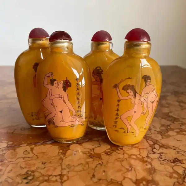 Foto de um(a) Antiga Coleção Perfumeiros Snuff Bottle Eróticos Orientais, da categoria de Perfumeiros. Snuff Bottle, antigos frascos/perfumeiros orientais delicadamente pintados à mão, cada lado da peça tem uma decoração... Mostrado de uma perspectiva diferente. Vendido no marketplace Trésors.