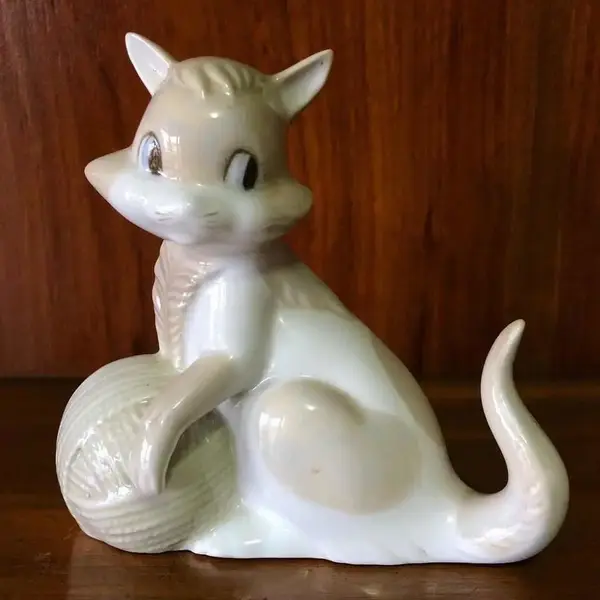 Foto de um(a) Antiga Escultura Bibelô Gato Porcelana Espanhola Miquel Requena, da categoria de Escultura. Miquel Requena. Antiga e delicada escultura, bibelô de gatinho brincando com lã, feita à mão, em porcelana artística... Mostrado de uma perspectiva diferente. Vendido no marketplace Trésors.