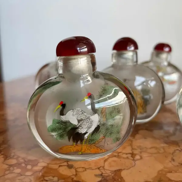 Foto de um(a) Antigos Perfumeiros Snuff Bottle Oriental Pintados À Mão, da categoria de Perfumeiros. Snuff Bottle, antigos frascos/perfumeiros orientais delicadamente pintados à mão, cada lado da peça tem uma decoração... Mostrado de uma perspectiva diferente. Vendido no marketplace Trésors.