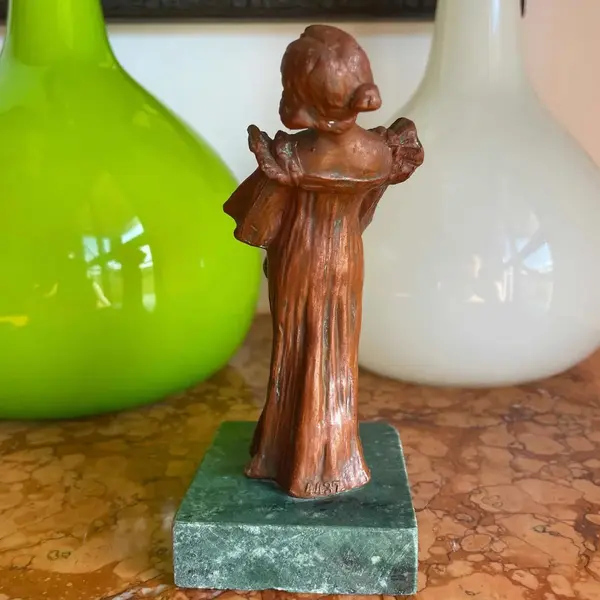 Foto de um(a) Antiga Rara Escultura Pétit Bronze Art Nouveau Porta Relógio, da categoria de Escultura. Antiga e rara escultura artística porta relógio de bolso em pétit bronze francês representando jovem dama típica do período... Mostrado de uma perspectiva diferente. Vendido no marketplace Trésors.