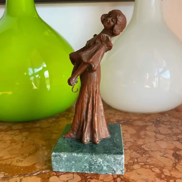 Foto de um(a) Antiga Rara Escultura Pétit Bronze Art Nouveau Porta Relógio, da categoria de Escultura. Antiga e rara escultura artística porta relógio de bolso em pétit bronze francês representando jovem dama típica do período... Mostrado de uma perspectiva diferente. Vendido no marketplace Trésors.