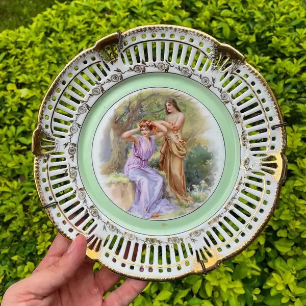 Foto de um(a) Antigo Raro Prato Decorativo Em Porcelana Alemã Fenestrado, da categoria de Pratos Decorativos. Bavaria - Germany. Antigo prato decorativo em porcelana artística alemã, borda fenestrada e linda decoração com cena de... Mostrado de uma perspectiva diferente. Vendido no marketplace Trésors.