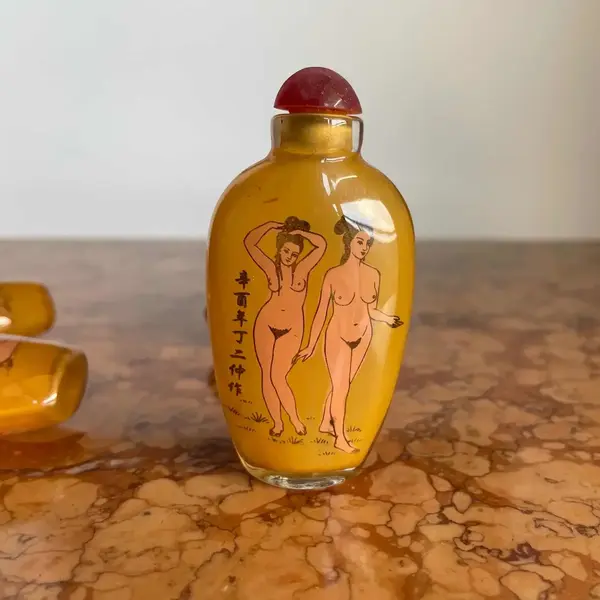 Foto de um(a) Antiga Coleção Perfumeiros Snuff Bottle Eróticos Orientais, da categoria de Perfumeiros. Snuff Bottle, antigos frascos/perfumeiros orientais delicadamente pintados à mão, cada lado da peça tem uma decoração... Mostrado de uma perspectiva diferente. Vendido no marketplace Trésors.