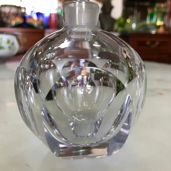 Foto de um(a) Antigo Frasco Perfumeiro Art Deco Em Cristal Suíço Orrefors, da categoria de Perfumeiros. Antigo e imponente perfumeiro lapidado à mão, lapidação dedão, legítimo cristal suíço orrefors, período Art Deco. Década de... Mostrado de uma perspectiva diferente. Vendido no marketplace Trésors.