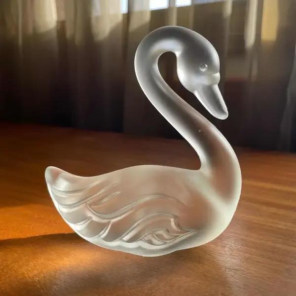 Foto de um(a) Antiga Escultura Cisne Art Deco Cristal Tcheco Desna Glass, da categoria de Escultura. Desna Glass - Bohemia. Antiga escultura artística de cisne em cristal satiné lapidada à mão. Período Art Deco.Medidas 11x10cm. Mostrado de uma perspectiva diferente. Vendido no marketplace Trésors.