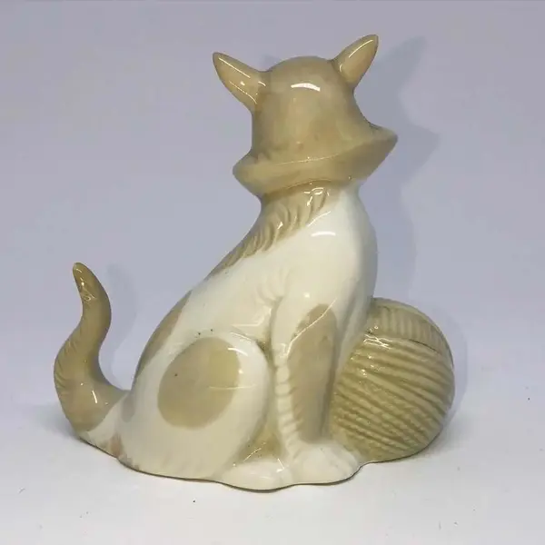 Foto de um(a) Antiga Escultura Bibelô Gato Porcelana Espanhola Miquel Requena, da categoria de Escultura. Miquel Requena. Antiga e delicada escultura, bibelô de gatinho brincando com lã, feita à mão, em porcelana artística... Mostrado de uma perspectiva diferente. Vendido no marketplace Trésors.