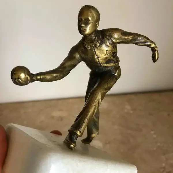 Foto de um(a) Antiga Linda Escultura De Bronze Art Deco Jogador De Bocha, da categoria de Escultura. Antiga e diferente escultura em bronze maciço de excelente qualidade, com base em mármore italiano. Representando jogador de... Mostrado de uma perspectiva diferente. Vendido no marketplace Trésors.