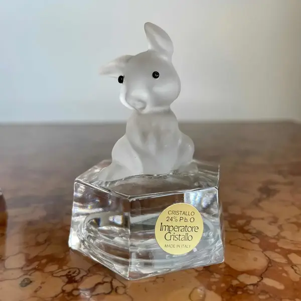 Foto de um(a) Antigo Par De Pequenas Esculturas Animais Cristal Italiano, da categoria de Escultura. Peças feitas à mão. Medem aproximadamente 7 x 5cm cada. Mostrado de uma perspectiva diferente. Vendido no marketplace Trésors.