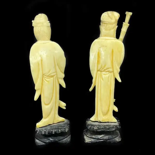 Foto de um(a) Antigo Par Casal Esculturas De Sábios Orientais Esculpidos, da categoria de Escultura. Antigo e pequeno par de esculturas representando casal de sábios esculpidos à mão em marfim. Trabalho muito delicado e com... Mostrado de uma perspectiva diferente. Vendido no marketplace Trésors.