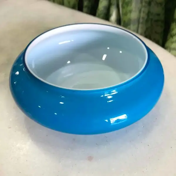 Foto de um(a) Antigo Bowl Art Deco Em Murano Leitoso Opalina Azul, da categoria de Centro de mesa. Altura 5cm Diâmetro 14cm. Mostrado de uma perspectiva diferente. Vendido no marketplace Trésors.
