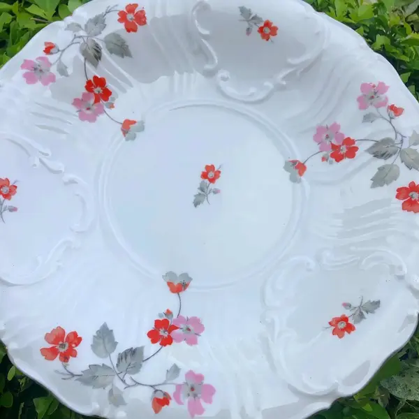 Foto de um(a) Antigo Grande Medalhão Prato Decorativo Em Porcelana Alemã, da categoria de Pratos Decorativos. Para servir ou decorar. Antigo e grande prato medalhão em porcelana alemã, com linda de floral pintada à mão. Década de... Mostrado de uma perspectiva diferente. Vendido no marketplace Trésors.
