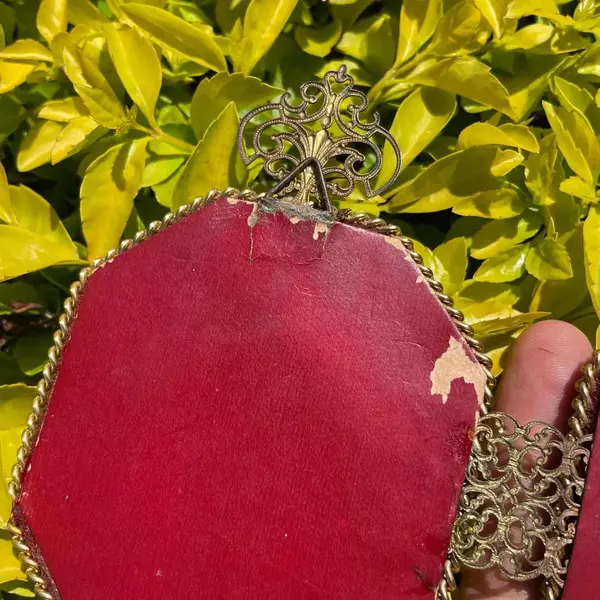 Foto de um(a) Antigo Quadrinho Tríptico Com Veludo Italiano E Bronze, da categoria de Porta retratos. Antigo e delicado quadrinho tríptico com moldura em bronze trabalhado e paspatur em veludo italiano. Todo original de época.... Mostrado de uma perspectiva diferente. Vendido no marketplace Trésors.