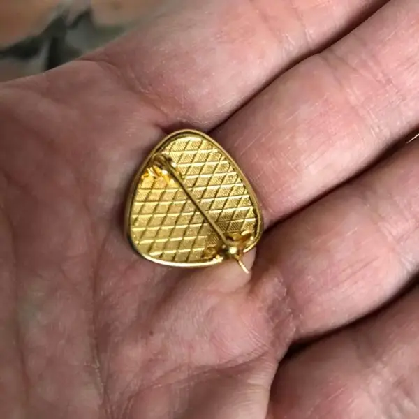 Foto de um(a) Antigo Delicado Broche Dourado Espanhol Em Ouro Toledo, da categoria de Outros colecionáveis. Década de 1970. Em ótimo estado de conservação Aproximadamente 2cm. Mostrado de uma perspectiva diferente. Vendido no marketplace Trésors.