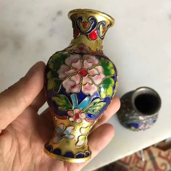 Foto de um(a) Antigo Par De Pequenos Vasos Bronze Cloisonné Esmaltados Mão, da categoria de Vasos. Antigo e delicado par de pequenos vasinhos em bronze Cloisonné, esmaltados à mão.Medem aprox 10cm de altura. Mostrado de uma perspectiva diferente. Vendido no marketplace Trésors.