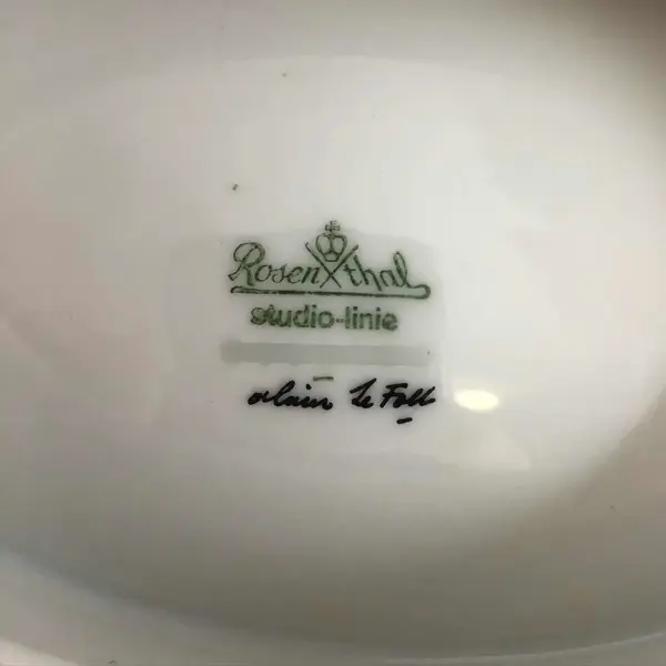 Foto de um(a) Antigo Raro Conjunto Cigarreira Isqueiro Cinzeiro Rosenthal, da categoria de Cigarreiras e piteiras. Rosenthal. Antigo e especial conjunto para fumantes. Composto de isqueiro, caixa cigarreira e cinzeiro. Feitos em porcelana... Mostrado de uma perspectiva diferente. Vendido no marketplace Trésors.