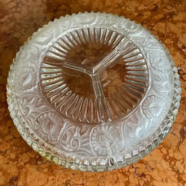 Foto de um(a) Antiga Rara Petisqueira Cristal Francês Satiné Art Deco, da categoria de Travessas e tigelas. André Hunebelle Glass. Antiga e linda petisqueira em cristal francês, decoração floral em satiné. Borda em metal prateado.... Mostrado de uma perspectiva diferente. Vendido no marketplace Trésors.