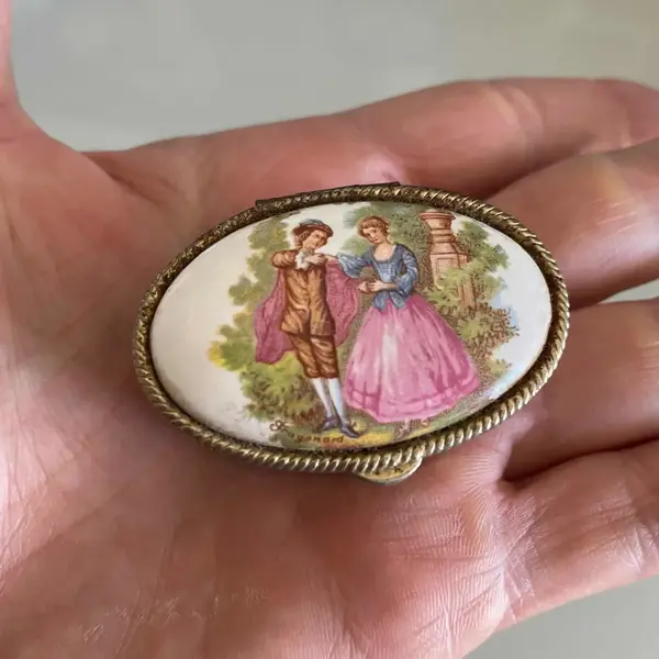 Foto de um(a) Limoges Antigo Raro Par Caixinhas Coleção Porcelana França, da categoria de Cestos e Caixas. Antigo par de caixinhas de coleção em porcelana artística francesa, pintadas à mão, com filetes de ouro e detalhes em... Mostrado de uma perspectiva diferente. Vendido no marketplace Trésors.