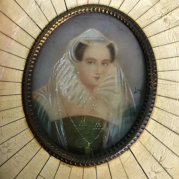 Foto de um(a) Antigo Raro Quadrinho Miniature Portrait Pintura Óleo France, da categoria de Pinturas. Miniature Portrait. Antigo quadrinho com linda figura de dama da sociedade, pintada à mão, pintura a óleo sobre folha de... Mostrado de uma perspectiva diferente. Vendido no marketplace Trésors.