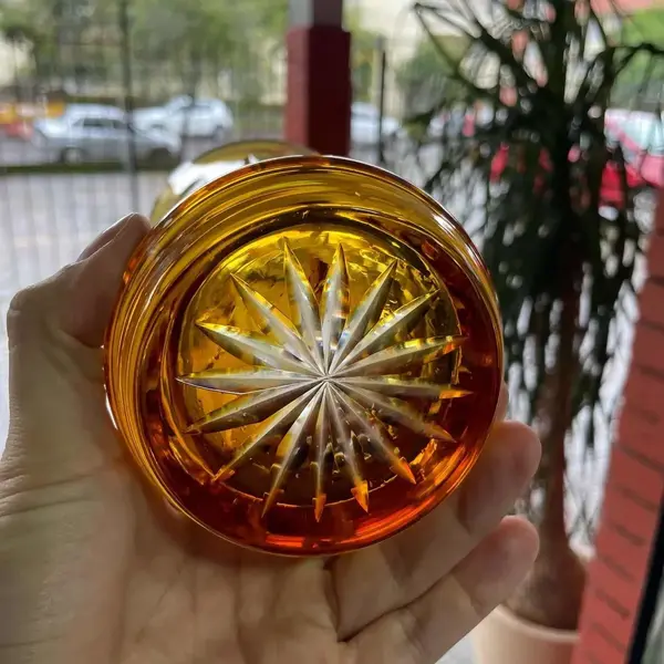Foto de um(a) Antigo Vaso Cristal Tcheco Âmbar Lapidação Dedão Art Deco, da categoria de Vasos. Antigo e lindo vaso em cristal Europeu, doublé na cor âmbar. Lapidado à mão, lapidação dedão, fundo estrelado. Art... Mostrado de uma perspectiva diferente. Vendido no marketplace Trésors.