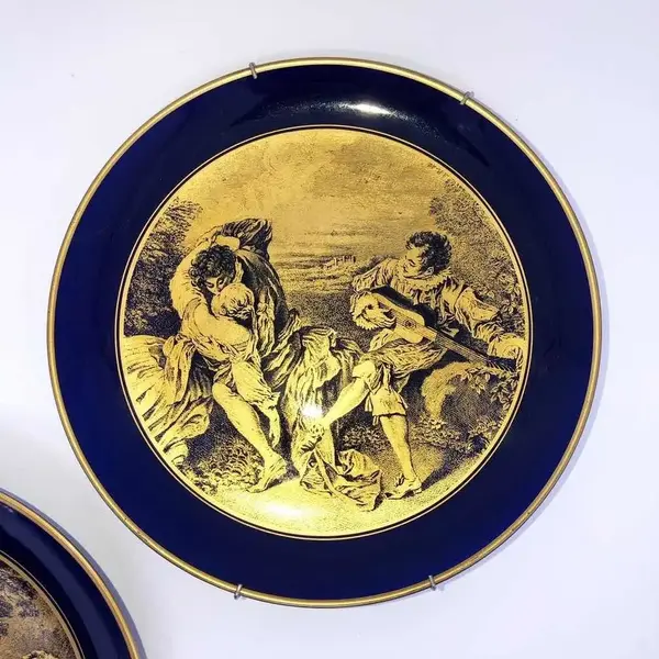 Foto de um(a) Antigo Par De Pratos Porcelana Azul Cobalto Pintados Ouro 24, da categoria de Pratos Decorativos. Porcelana Tsuji. Par de lindos pratos em porcelana azul cobalto, ricamente pintados à mão com ouro 24k. Peças muito finas e... Mostrado de uma perspectiva diferente. Vendido no marketplace Trésors.