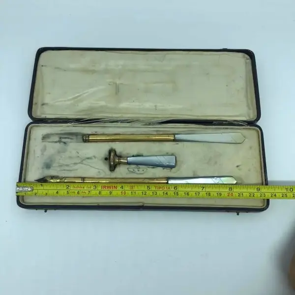Foto de um(a) Antigo Kit Escritório Caneta Carimbo Lapiseira Madrepérola, da categoria de Itens de Escritório. Antigo kit de escritório, composto de caneta, lapiseira e carimbo. Em metal dourado com cabo em legítima madrepérola. No... Mostrado de uma perspectiva diferente. Vendido no marketplace Trésors.