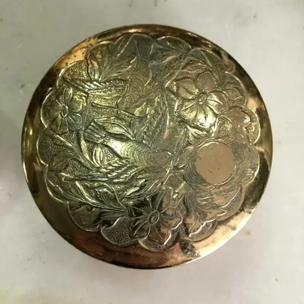 Foto de um(a) Antigo Par De Caixinhas Porta Jóias Em Prata Italiana, da categoria de Porta-Jóias. A caixinha com laço é italiana assinada, a outra é brasileira banhada a ouro. Muito lindas.Aprox 8 e 6cm de diâmetro. Mostrado de uma perspectiva diferente. Vendido no marketplace Trésors.