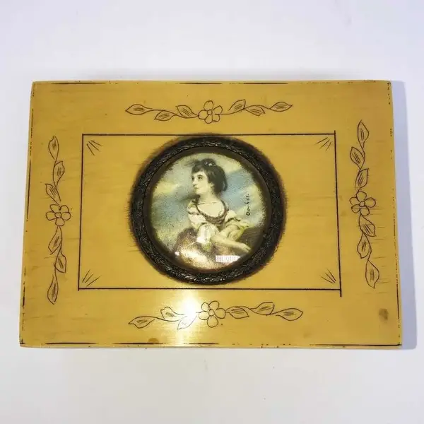 Foto de um(a) Antiga Fina Caixa Porta Jóias Francês Art Deco Mini Portrait, da categoria de Cestos e Caixas. Antiga e delicada caixa porta jóias, em baquelita no tom marfim, com pintura floral, e medalhão de miniatura portrait,... Mostrado de uma perspectiva diferente. Vendido no marketplace Trésors.